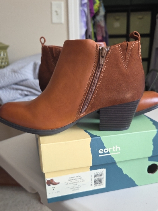 New Earth Tan Leather Side-Zip Ankle Booties Sz7 - Picture 3 of 6